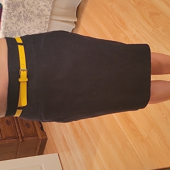 Ricki's dark indigo denim pencilskirt with yellow belt. Size 8 - Picture 8 of 8